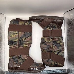 Camouflage Winter Boots with Brown Straps Size 8
